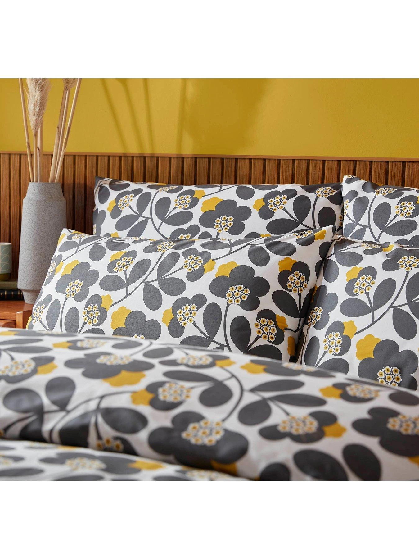 Orla Kiely Japonica 100% Cotton 200 Thread Count Duvet Cover - Graphite/Yellow 4 Orla Kiely Japonica 100% Cotton 200 Thread Count Duvet Cover - Graphite/Yellow - Image 4