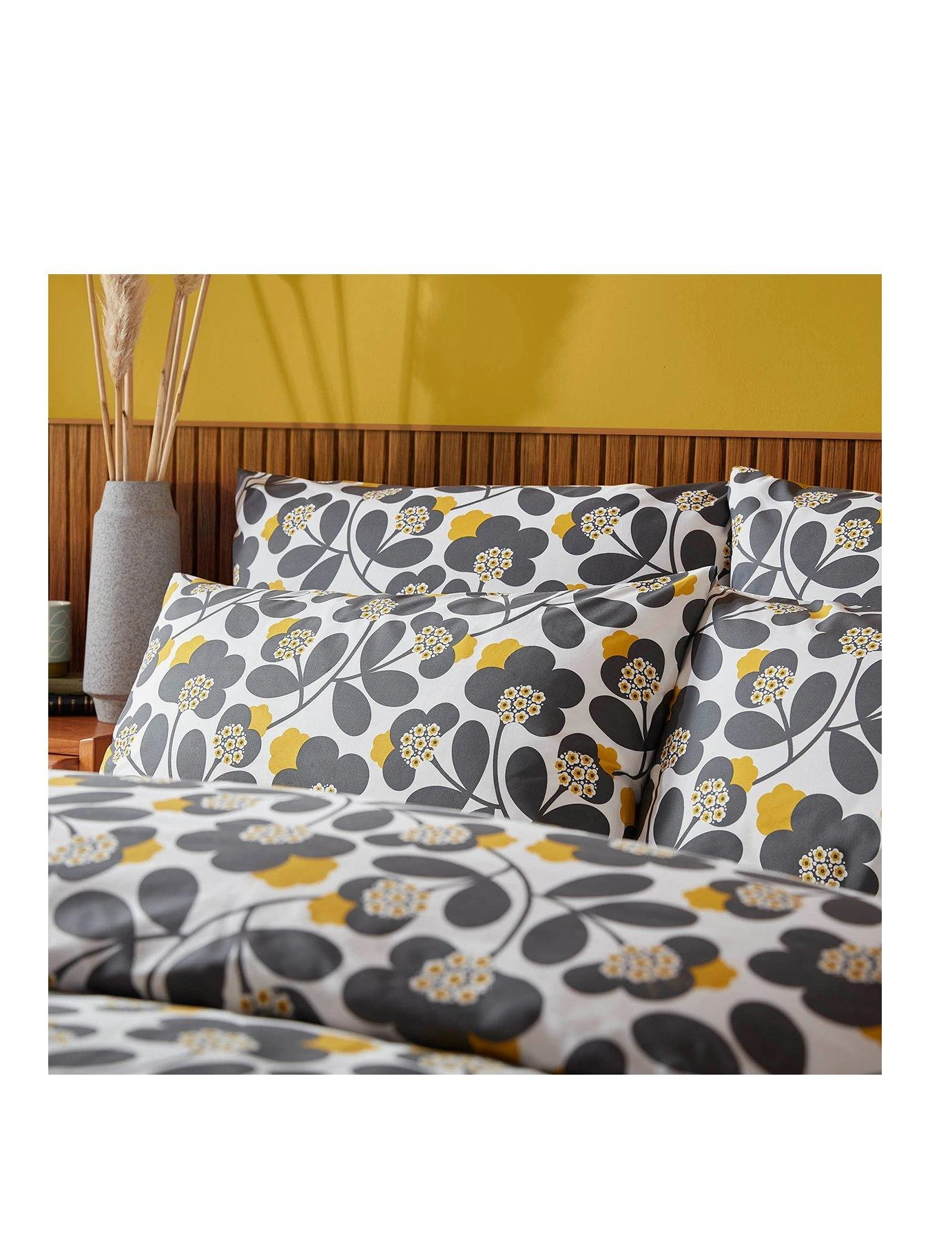 Orla Kiely Japonica Flower 100% Cotton 200 Thread Count Pillowcase Pair - Graphite/Yellow 2 Orla Kiely Japonica Flower 100% Cotton 200 Thread Count Pillowcase Pair - Graphite/Yellow - Image 2